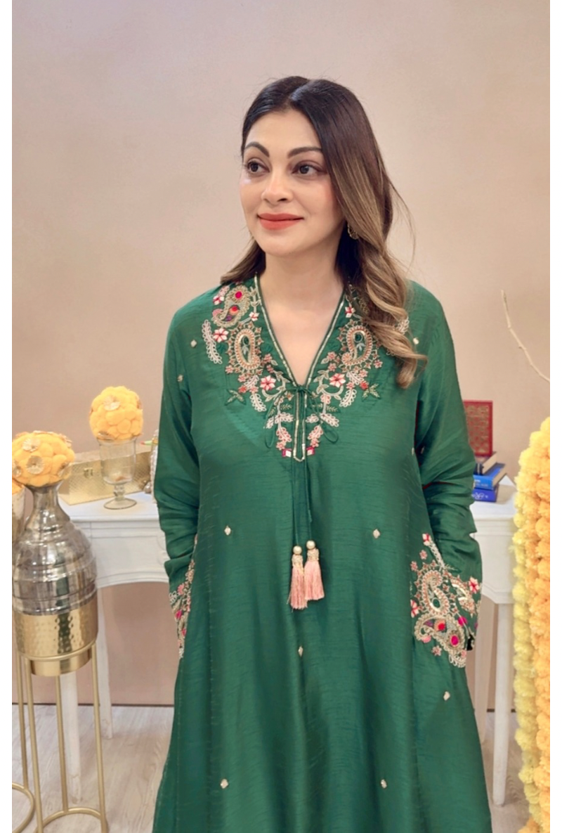 Meghna Nayyar In Green V Neck Pocket Paisley Adhira Kurta Set