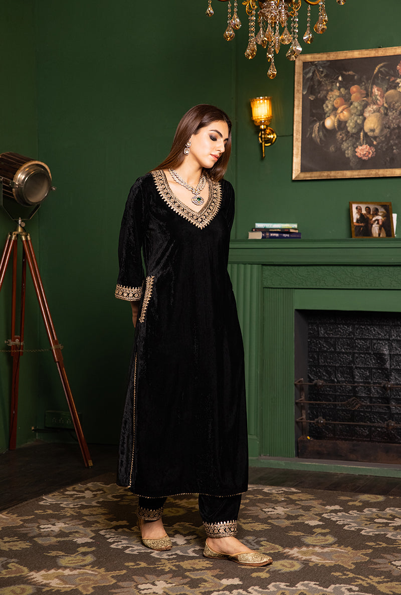Black V-Neck And Pocket Dastaan Salwar Set