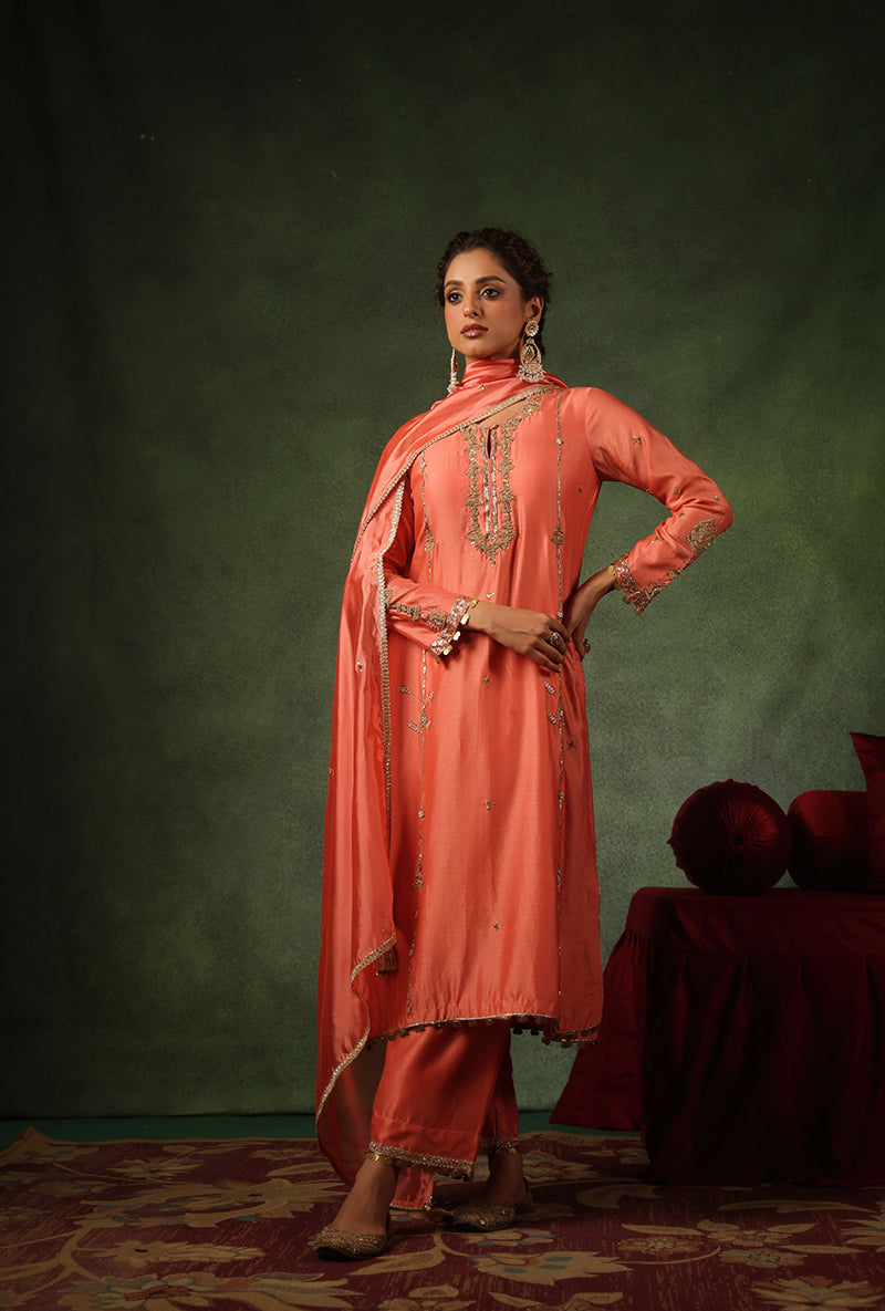 Mehal Kejriwal In Peach Zardosi Patti Buta Joda Ishq Kurta Set