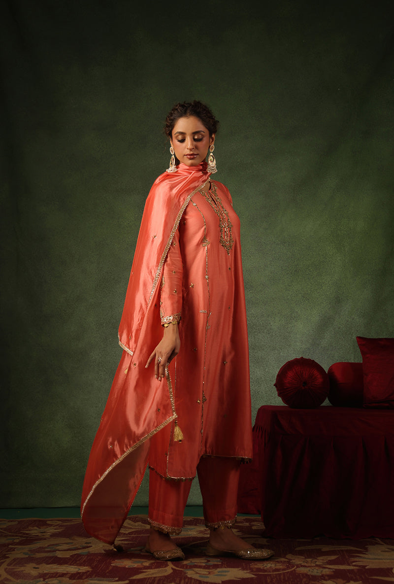 Mehal Kejriwal In Peach Zardosi Patti Buta Joda Ishq Kurta Set