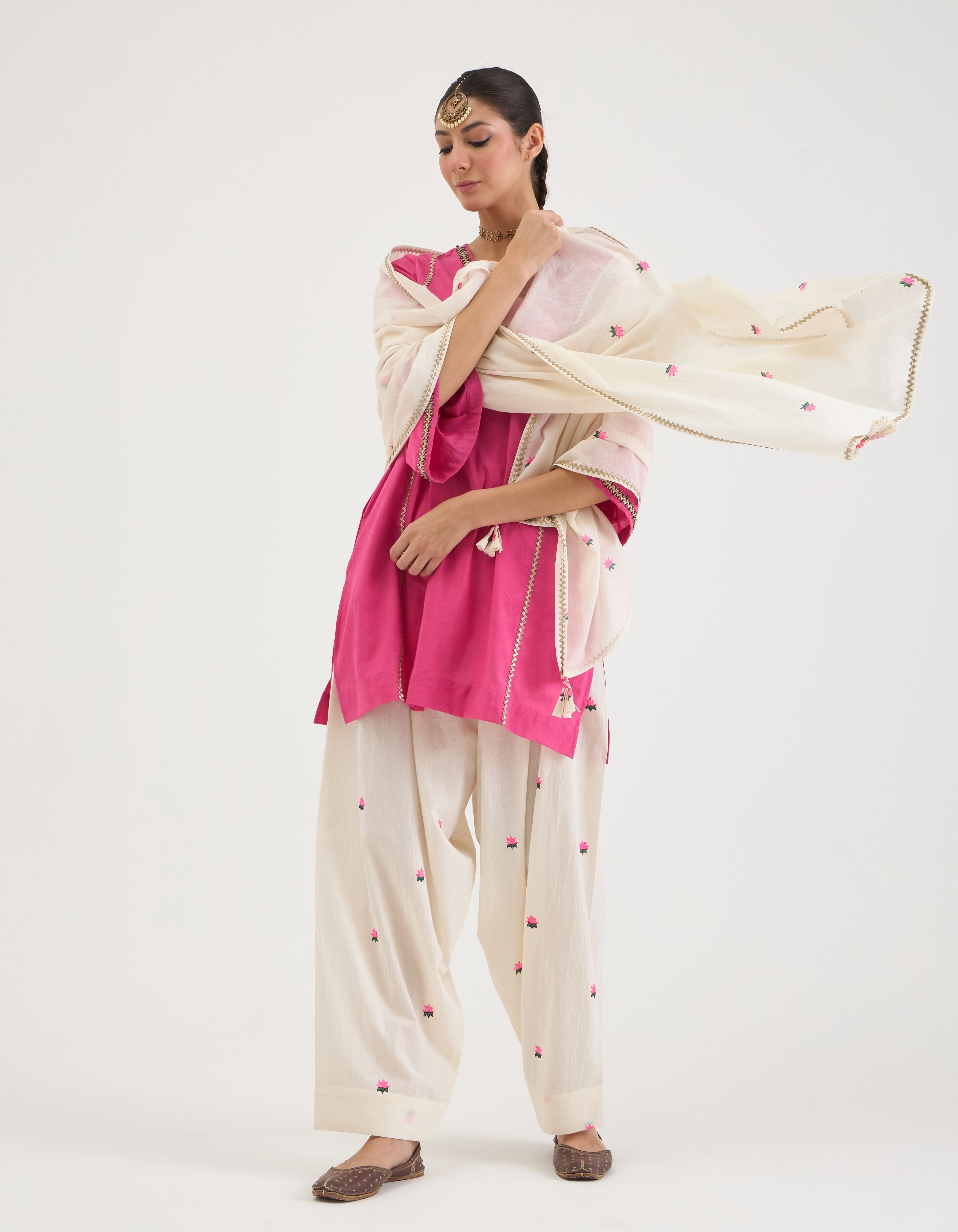 Rose Pink V-Neck Short Sukhi Kurta Set