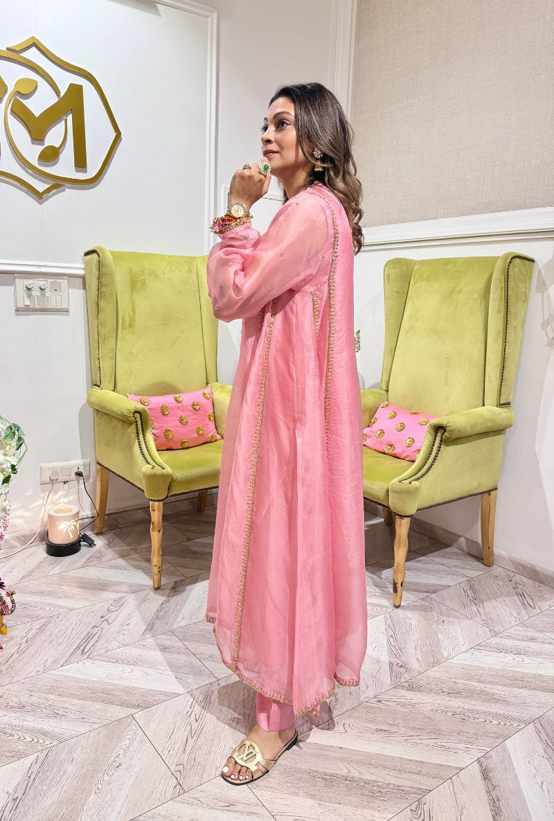 Meghna Nayyar in Light Pink Pakhi Yoke Pheran Long Kurta Set