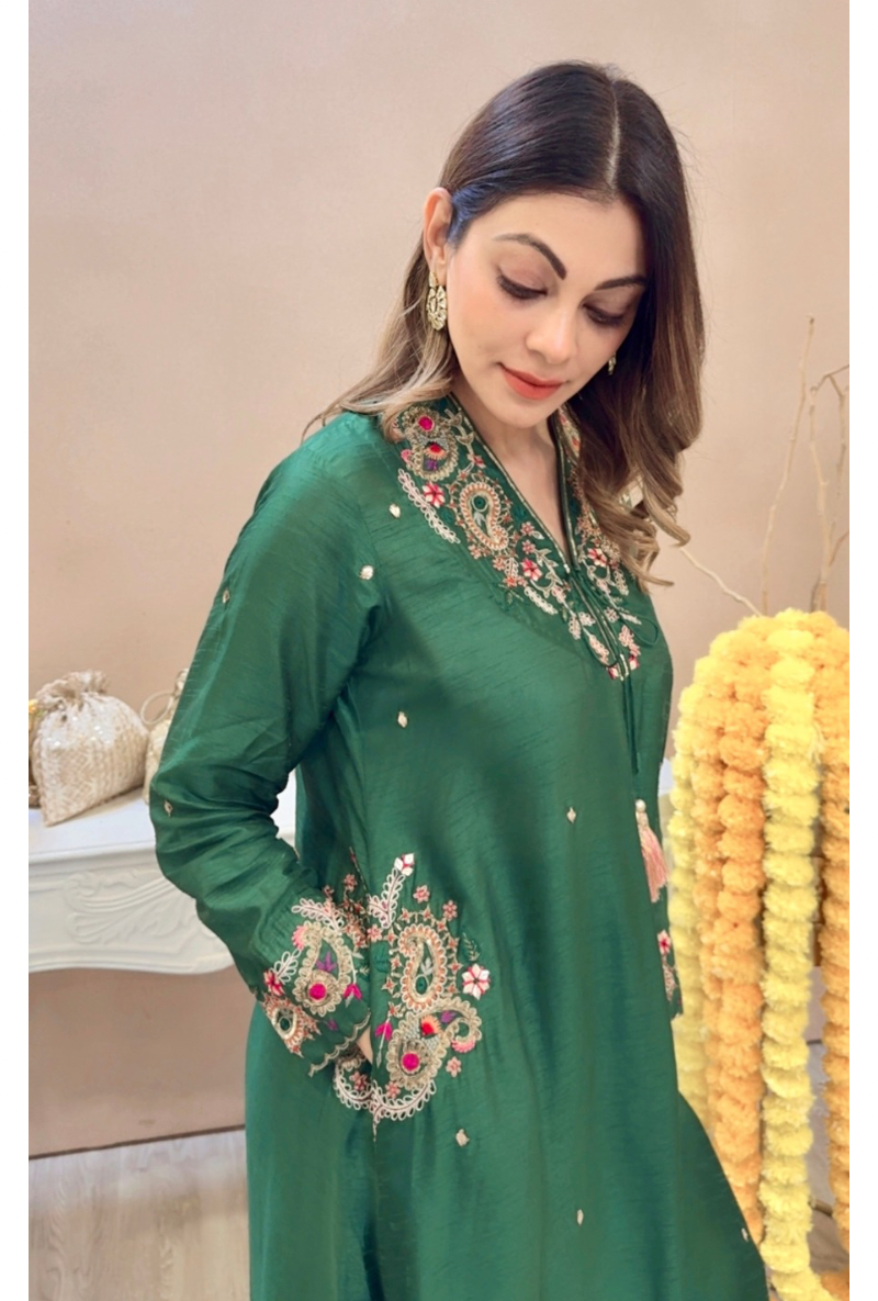 Meghna Nayyar In Green V Neck Pocket Paisley Adhira Kurta Set