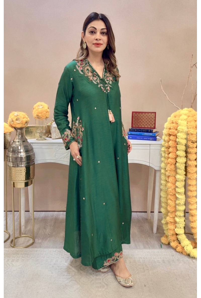 Meghna Nayyar In Green V Neck Pocket Paisley Adhira Kurta Set