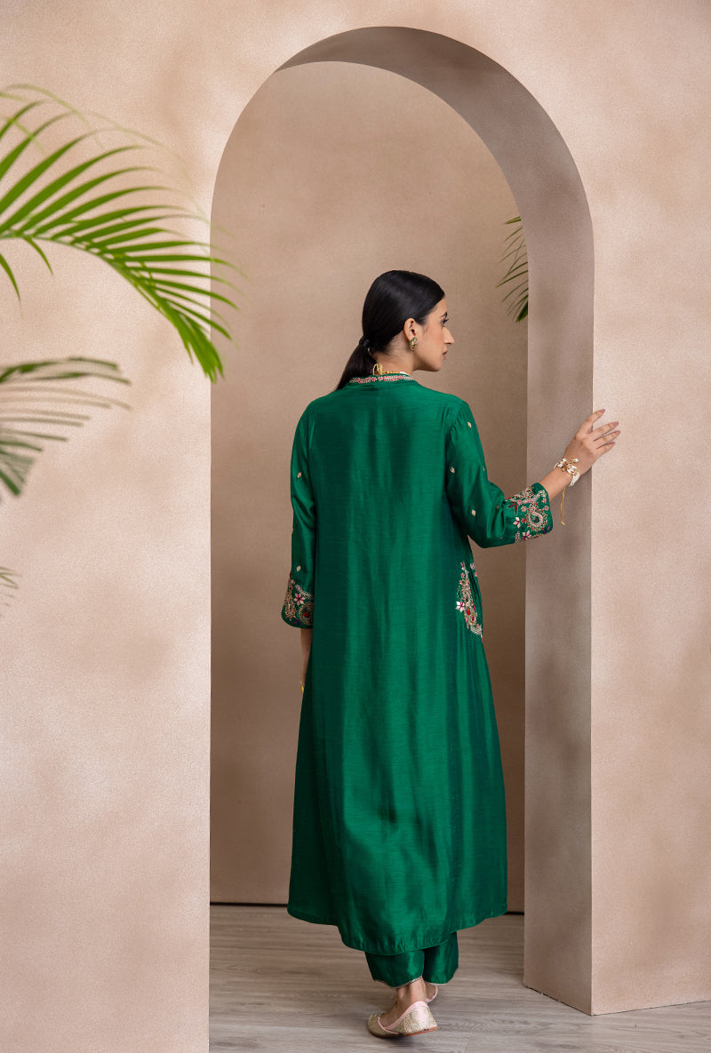 Meghna Nayyar In Green V Neck Pocket Paisley Adhira Kurta Set