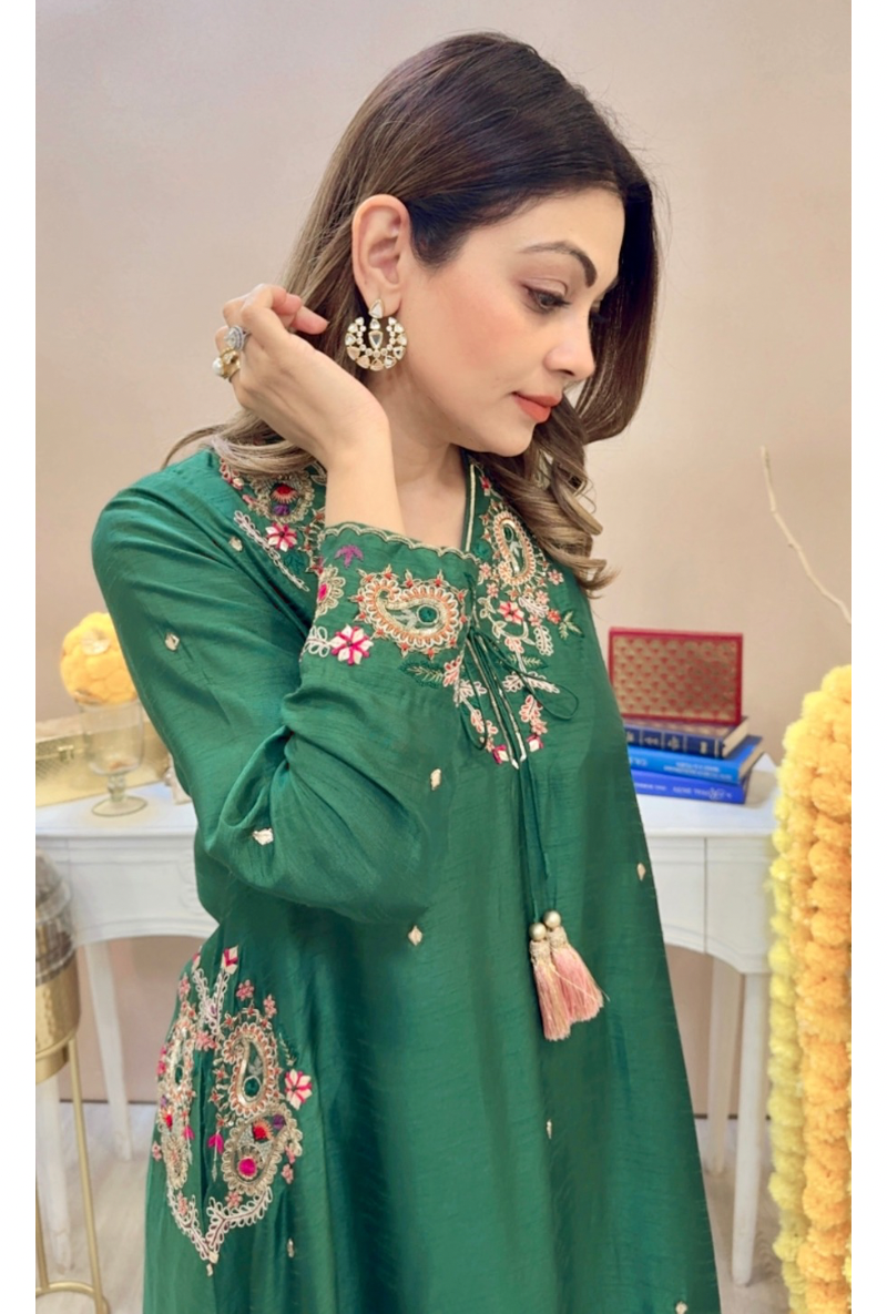 Meghna Nayyar In Green V Neck Pocket Paisley Adhira Kurta Set