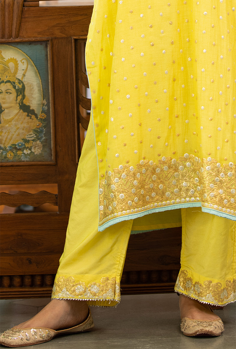 Shilpa Shetty In Yellow And Aqua Zari Square Yoke Mastaani Kurta Set