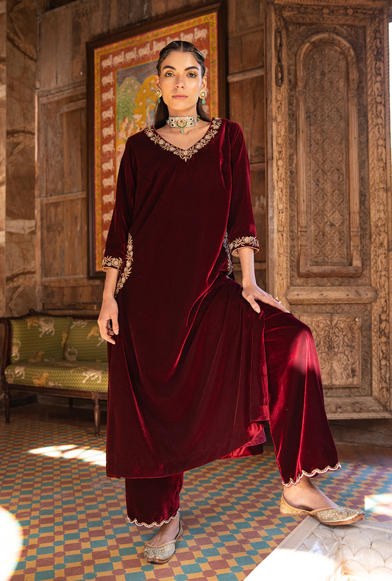 Maroon V Neck And Pocket Velvet Aarzoo Kurta Set