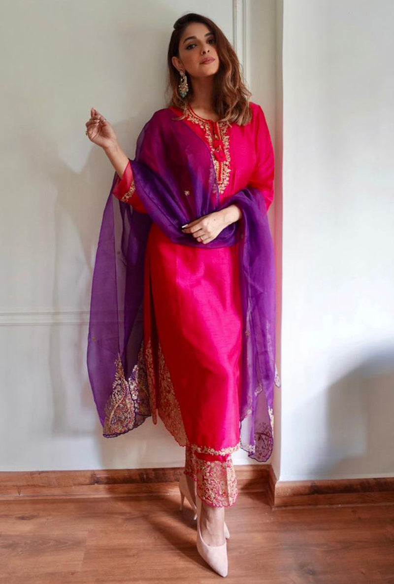Avantika Hundal In Rani Pink Leaf Jaal Farshi Ulfat Kurta Set