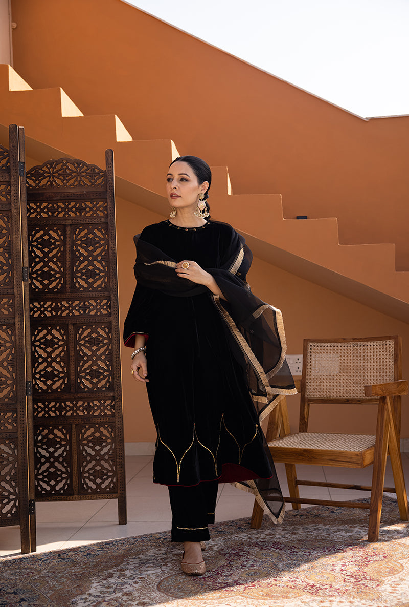 Black Velvet Anarkali Sitara Work Ghazal Kurta Set – Misri By Meghna Nayyar