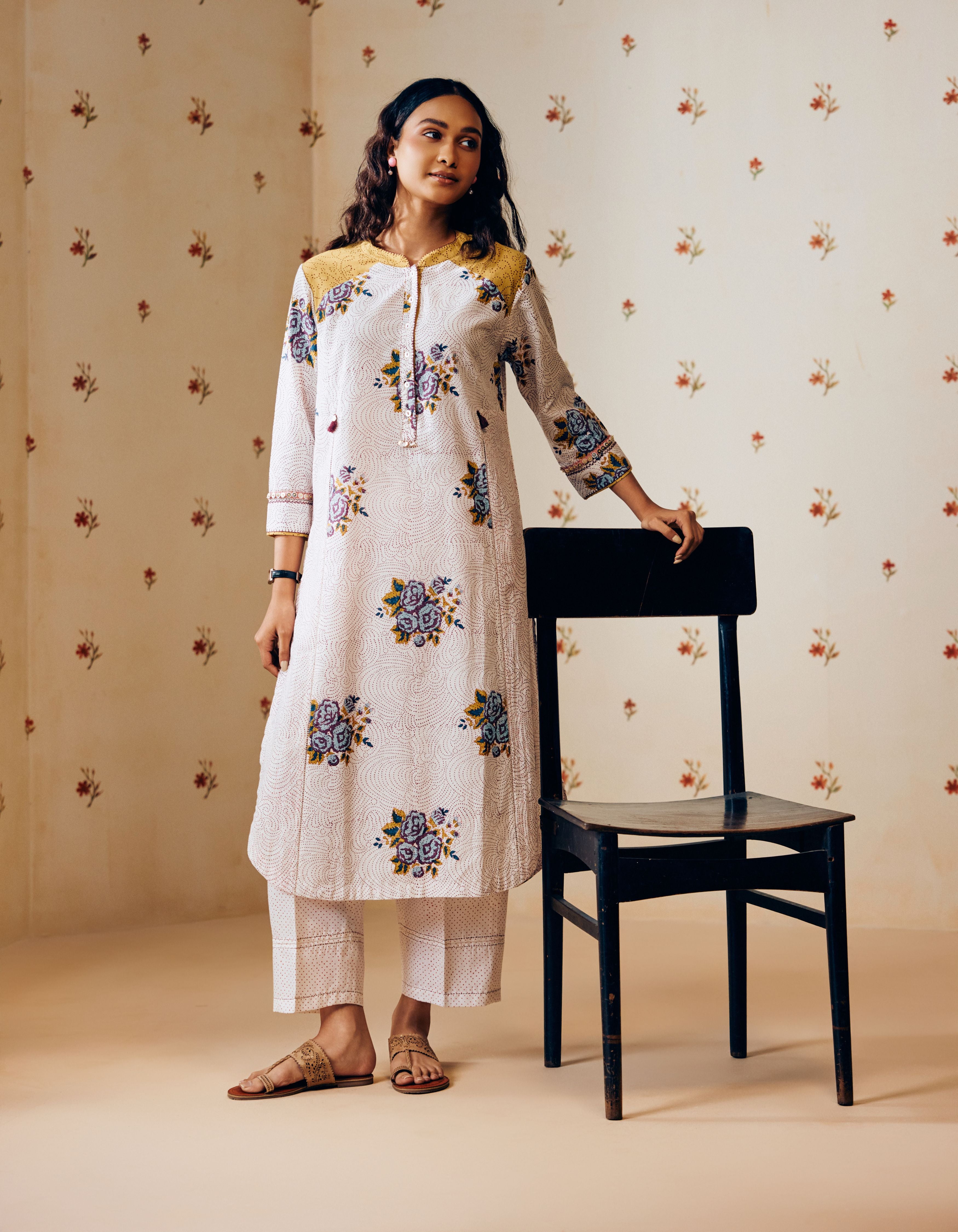 Off-White Handlblock Rose  Motif Mia Kurta Set