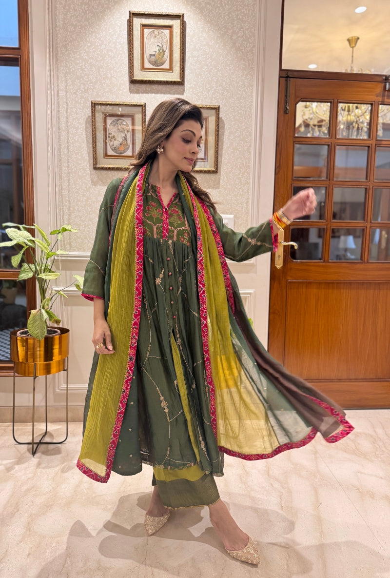 Meghna Nayyar in Mehendi Green Print &amp; Zari Work Kurta Set