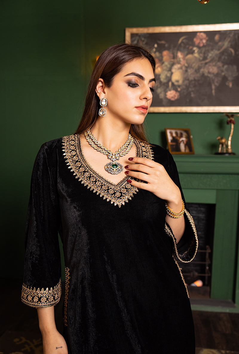 Black V-Neck And Pocket Dastaan Salwar Set