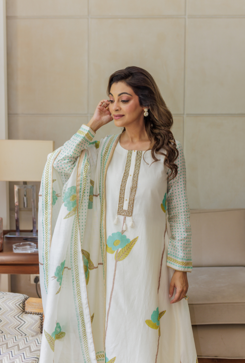 Meghna Nayyar in Ivory Big Floral Morifs Zehen Kurta Set