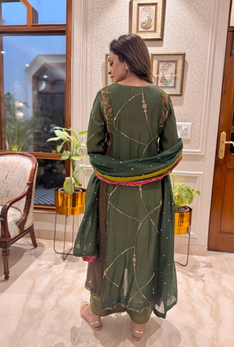Meghna Nayyar in Mehendi Green Print &amp; Zari Work Kurta Set