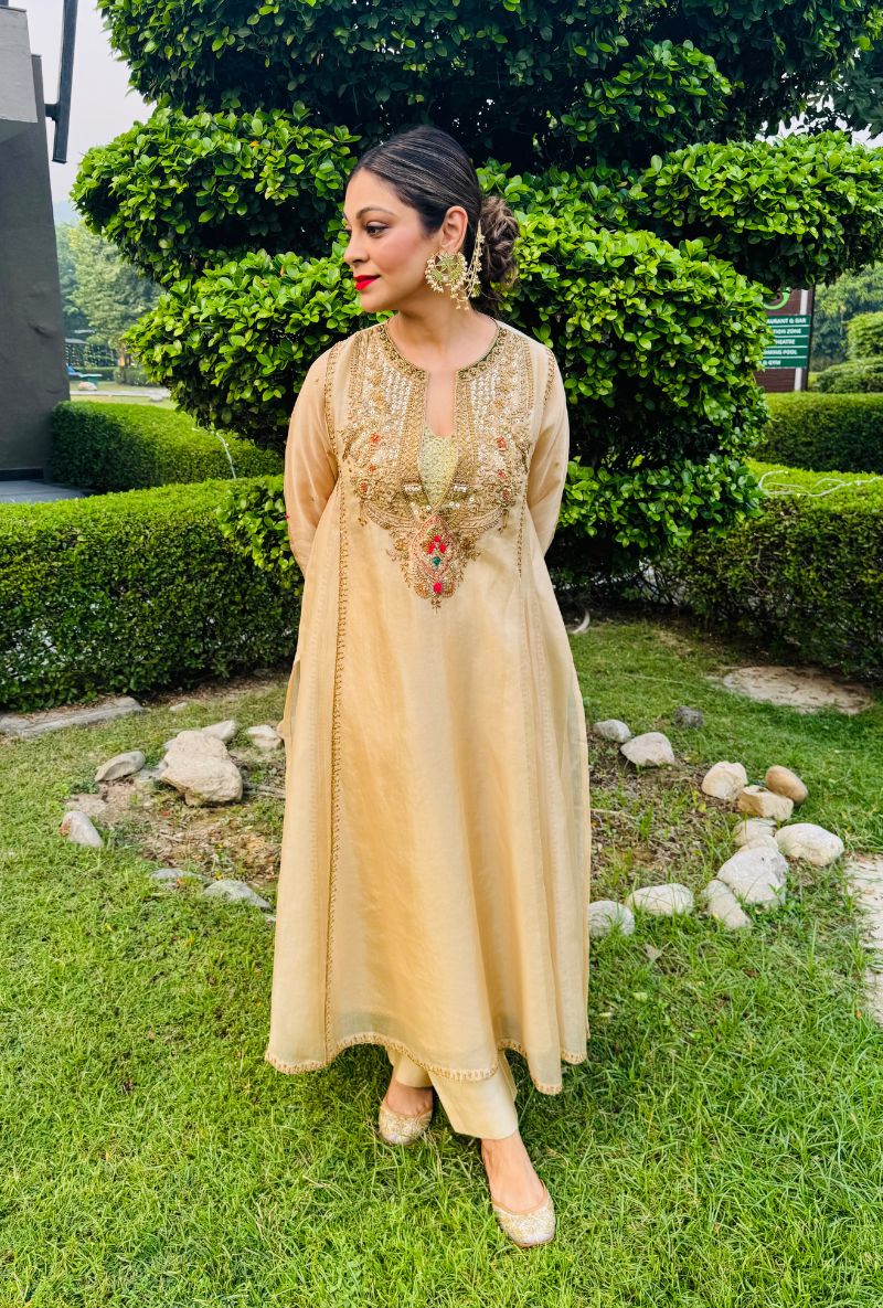 Meghna Nayyar in Ivory Pakhi Yoke Pheran Long Mehfil Kurta Set