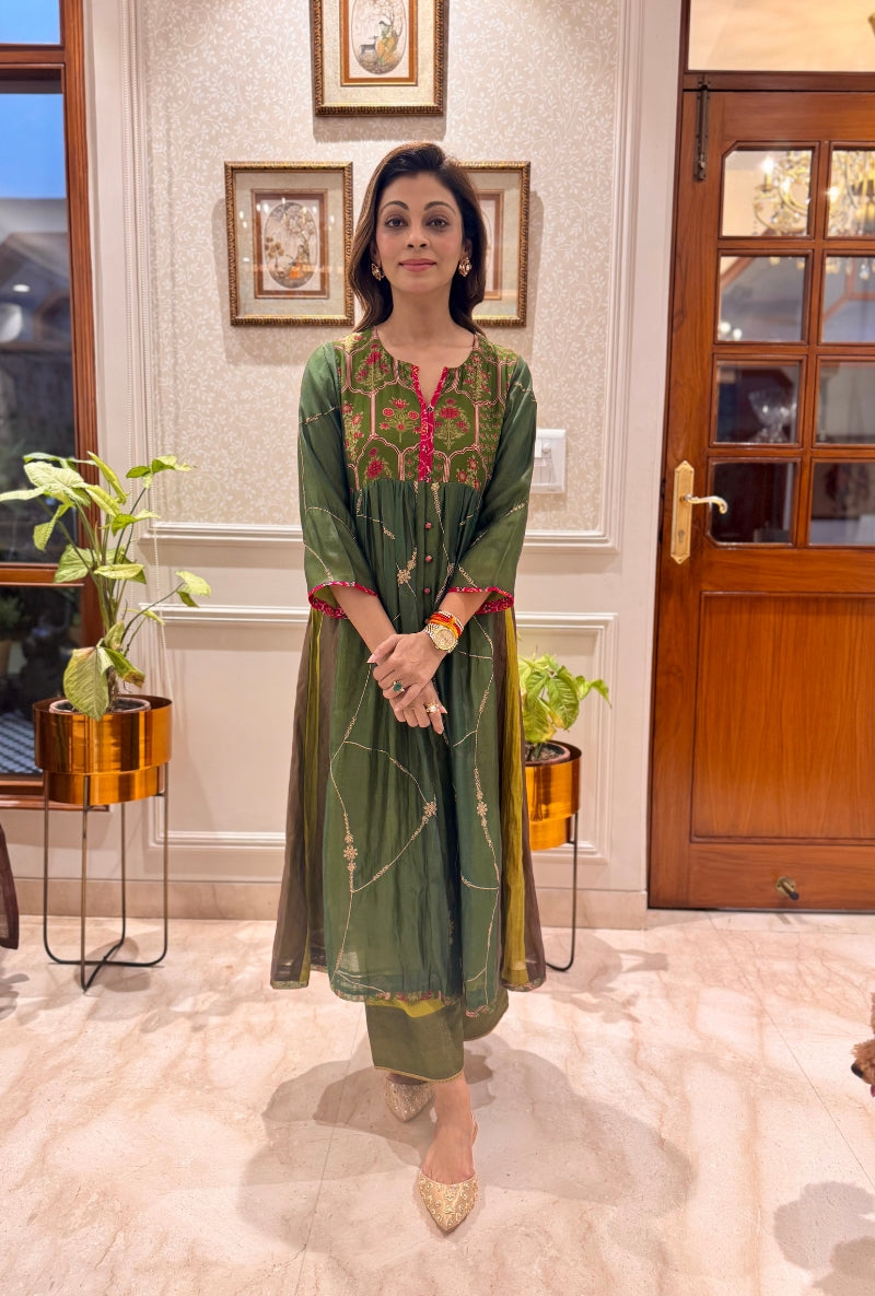 Meghna Nayyar in Mehendi Green Print &amp; Zari Work Kurta Set
