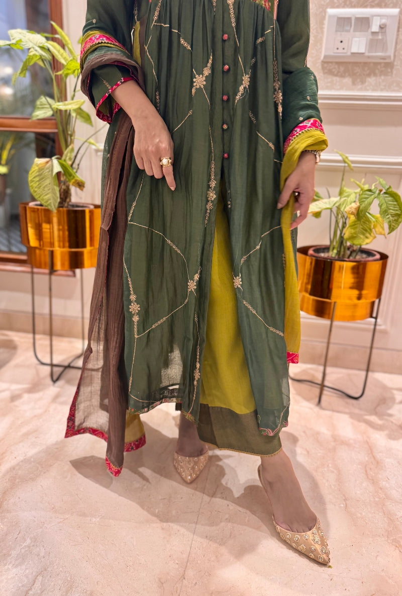 Meghna Nayyar in Mehendi Green Print &amp; Zari Work Kurta Set