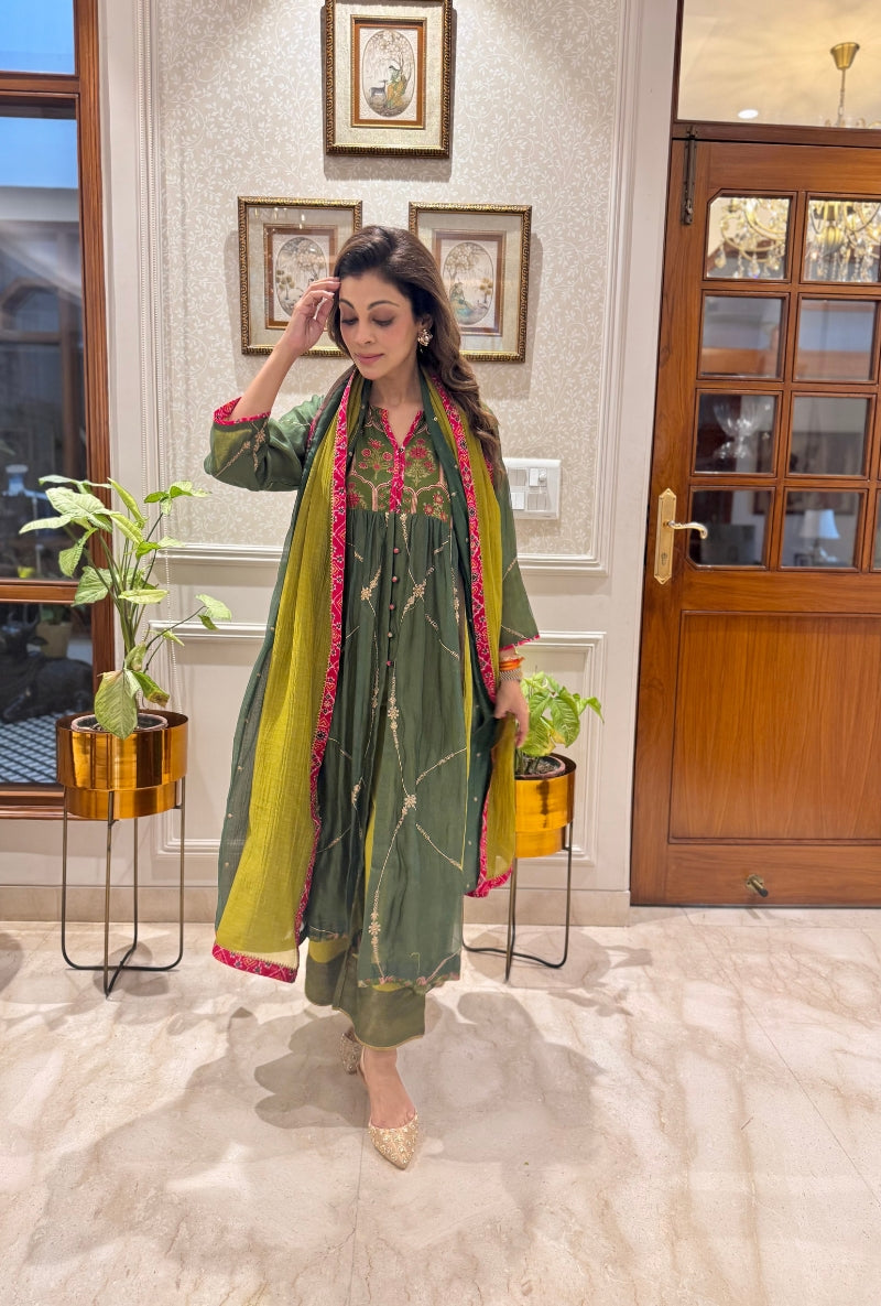 Meghna Nayyar in Mehendi Green Print &amp; Zari Work Kurta Set