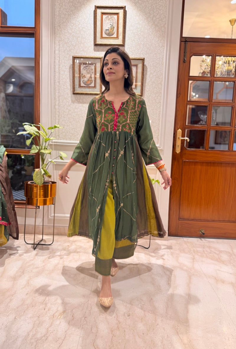 Meghna Nayyar in Mehendi Green Print &amp; Zari Work Kurta Set
