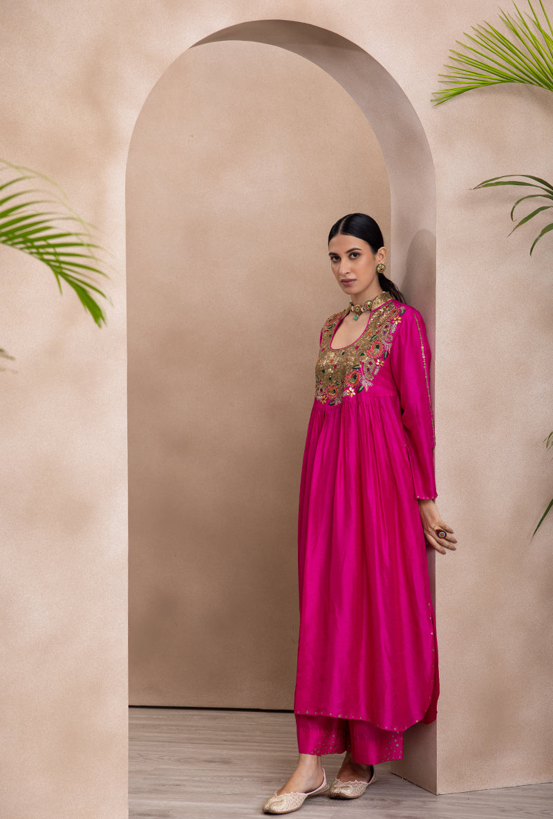 Simrann Maliik In Pink Paisley Matka Adhira Kurta Set