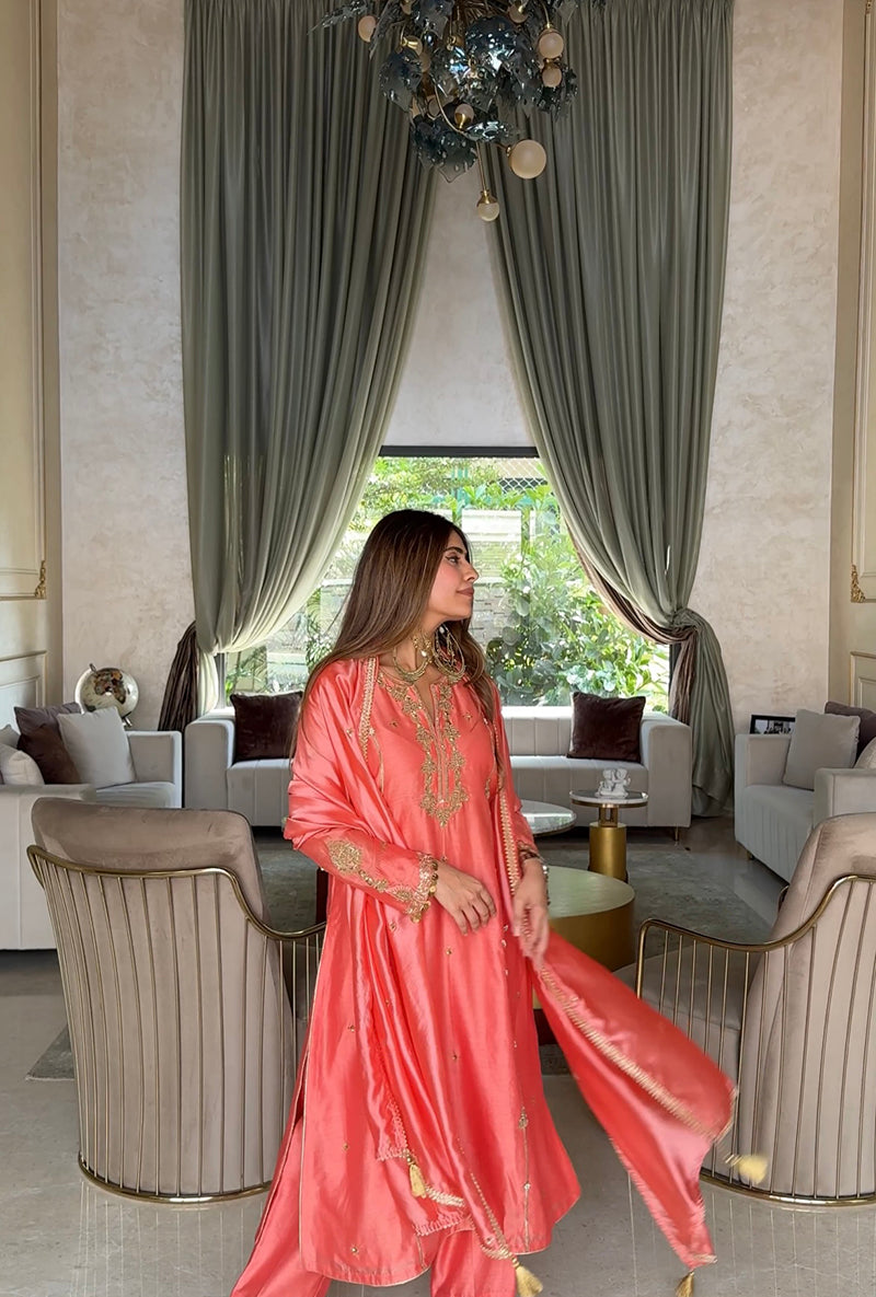 Mehal Kejriwal In Peach Zardosi Patti Buta Joda Ishq Kurta Set